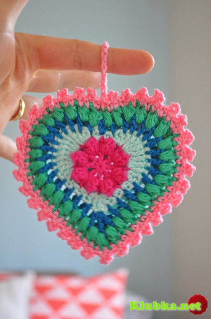 Декоративные подвески "Цветное сердце" крючком.