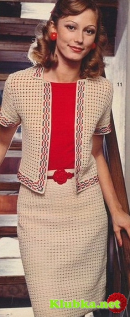 Костюм в стиле Коко Шанель связан крючком из бежевой пряжи. Схема вязания костюма крючком