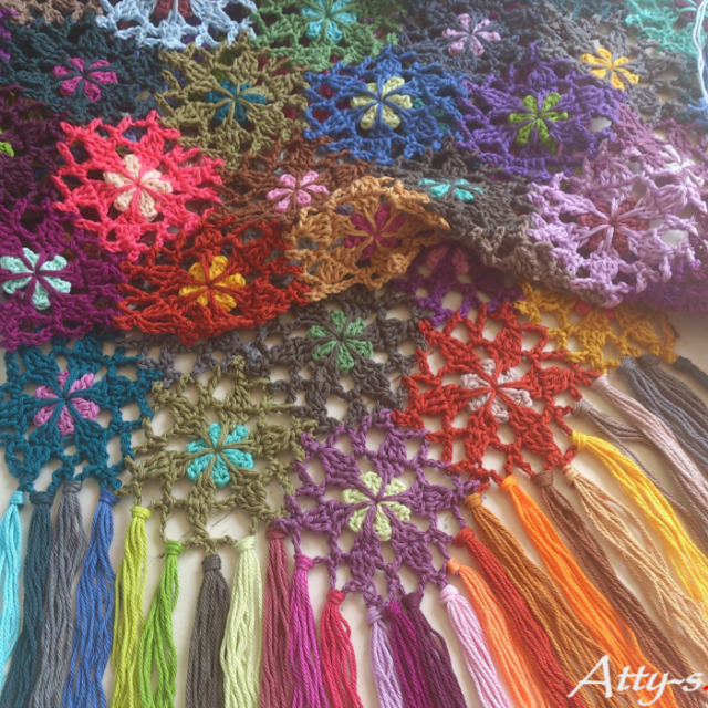 Цветочный шарф из остатков пряжи