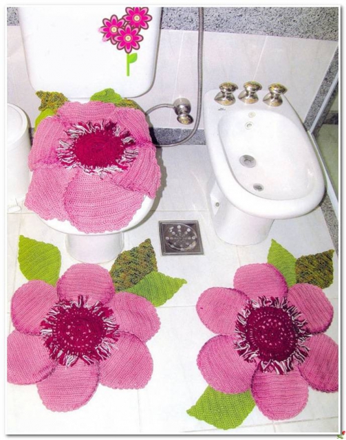 Розовые цветы в туалетную комнату.