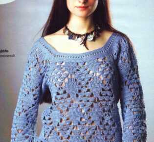 Голубой пуловер с ажурными ромбами