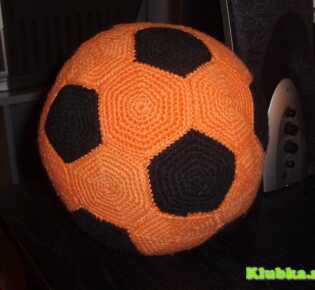 Футбольный мяч, связанный крючком