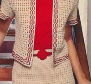 Костюм в стиле Коко Шанель связан крючком из бежевой пряжи. Схема вязания костюма крючком