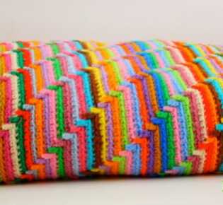 Полосатое вязаное одеяло
