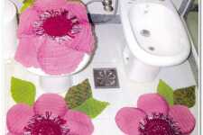 Розовые цветы в туалетную комнату.