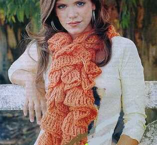 Вязаный крючком шарф оранжевого цвета