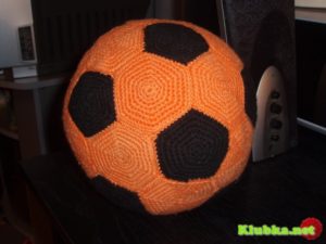 Футбольный мяч, связанный крючком
